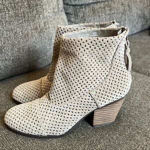 Aerosoles Vital Sign Suede Perforated Ankle Boots Size 8